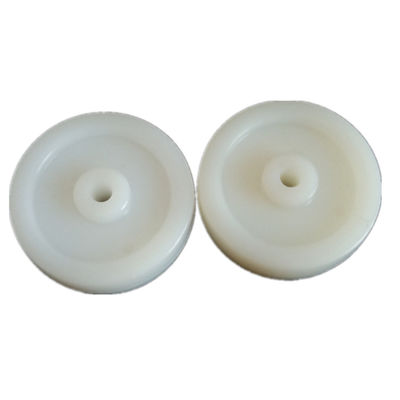 le traitement en plastique de moulage par injection de 0.01mm des roulettes de direction en nylon blanches légères bifurquent des roues