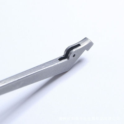 La bride chirurgicale médicale de moulage par injection en métal de 17-4 pH partie la poignée médicale d'agglomération en métal